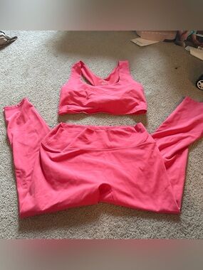 Women’s Pink Seamless Sports Bra and Leggings Set
